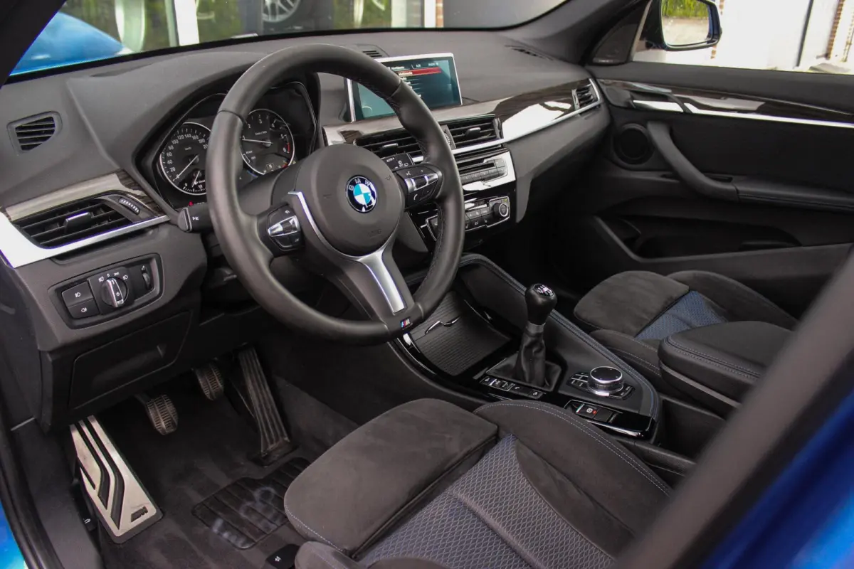 xDrive18d High Executive M Sport | Keyless entry | Camera | Head-up | Navigatie | Stoelverwarming | Alcantara | Park Assistant | LED | Trekhaak | 19 inch | Bluetooth | PDC