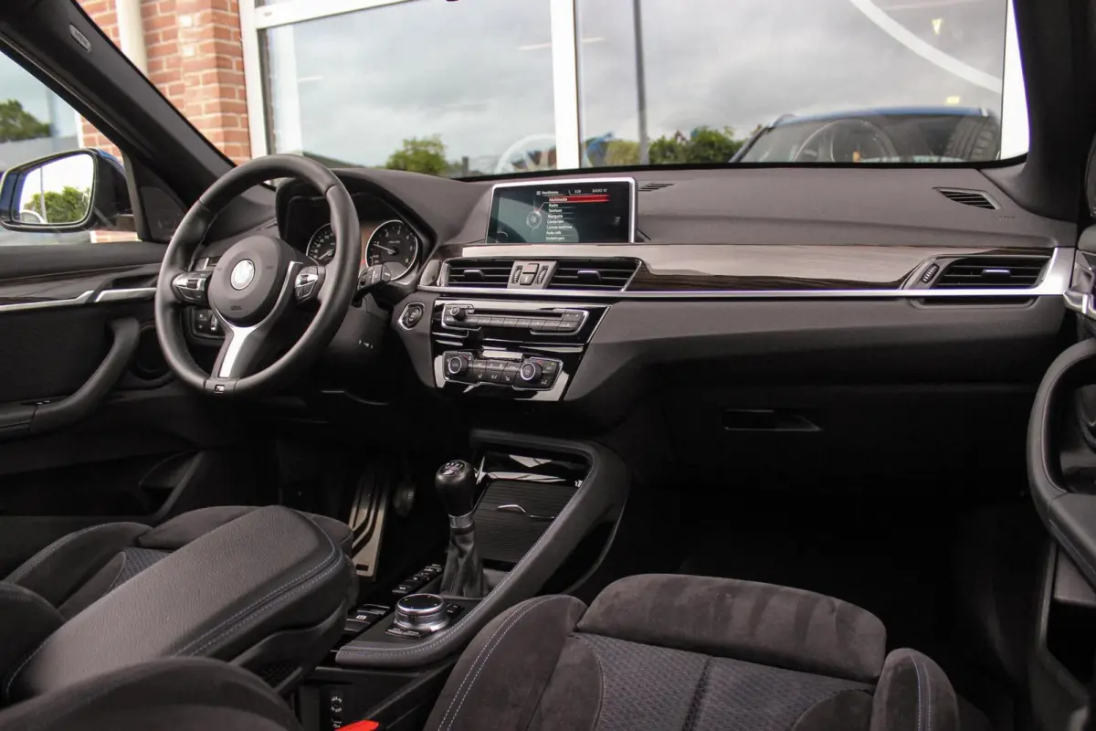 xDrive18d High Executive M Sport | Keyless entry | Camera | Head-up | Navigatie | Stoelverwarming | Alcantara | Park Assistant | LED | Trekhaak | 19 inch | Bluetooth | PDC