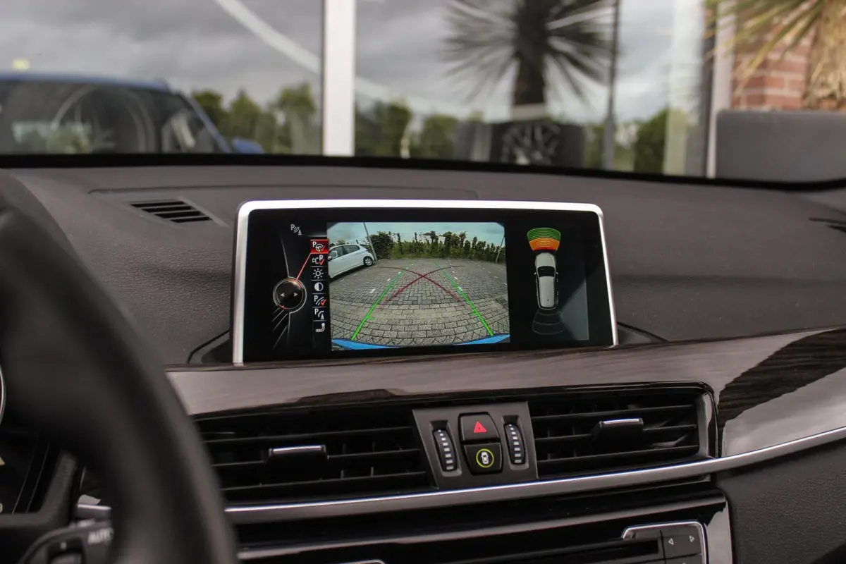 xDrive18d High Executive M Sport | Keyless entry | Camera | Head-up | Navigatie | Stoelverwarming | Alcantara | Park Assistant | LED | Trekhaak | 19 inch | Bluetooth | PDC