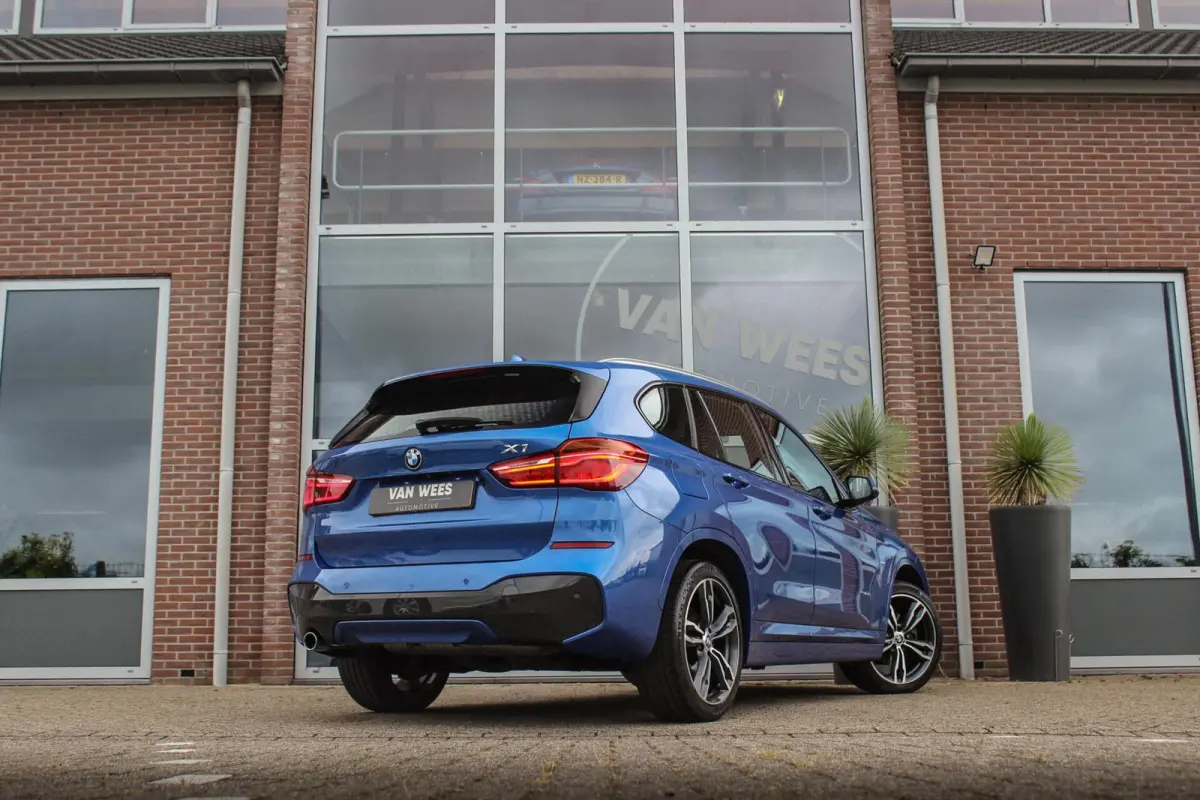 xDrive18d High Executive M Sport | Keyless entry | Camera | Head-up | Navigatie | Stoelverwarming | Alcantara | Park Assistant | LED | Trekhaak | 19 inch | Bluetooth | PDC