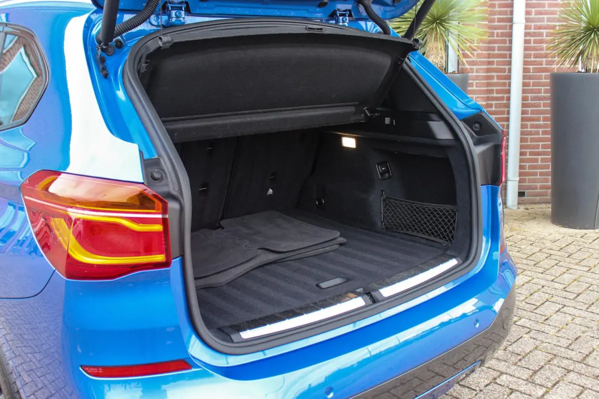 xDrive18d High Executive M Sport | Keyless entry | Camera | Head-up | Navigatie | Stoelverwarming | Alcantara | Park Assistant | LED | Trekhaak | 19 inch | Bluetooth | PDC