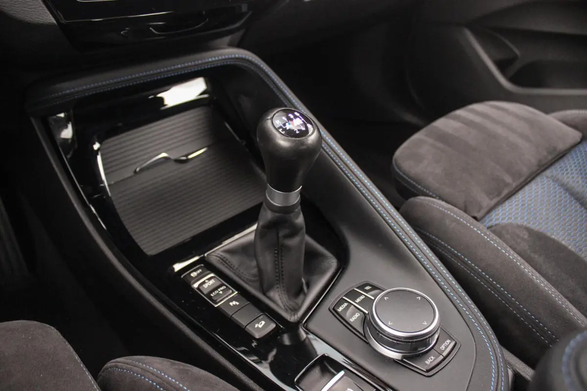 xDrive18d High Executive M Sport | Keyless entry | Camera | Head-up | Navigatie | Stoelverwarming | Alcantara | Park Assistant | LED | Trekhaak | 19 inch | Bluetooth | PDC