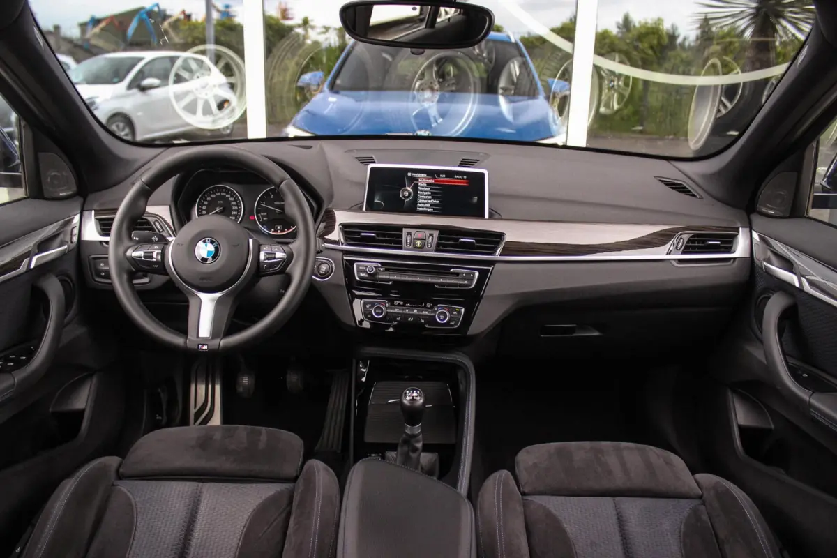 xDrive18d High Executive M Sport | Keyless entry | Camera | Head-up | Navigatie | Stoelverwarming | Alcantara | Park Assistant | LED | Trekhaak | 19 inch | Bluetooth | PDC