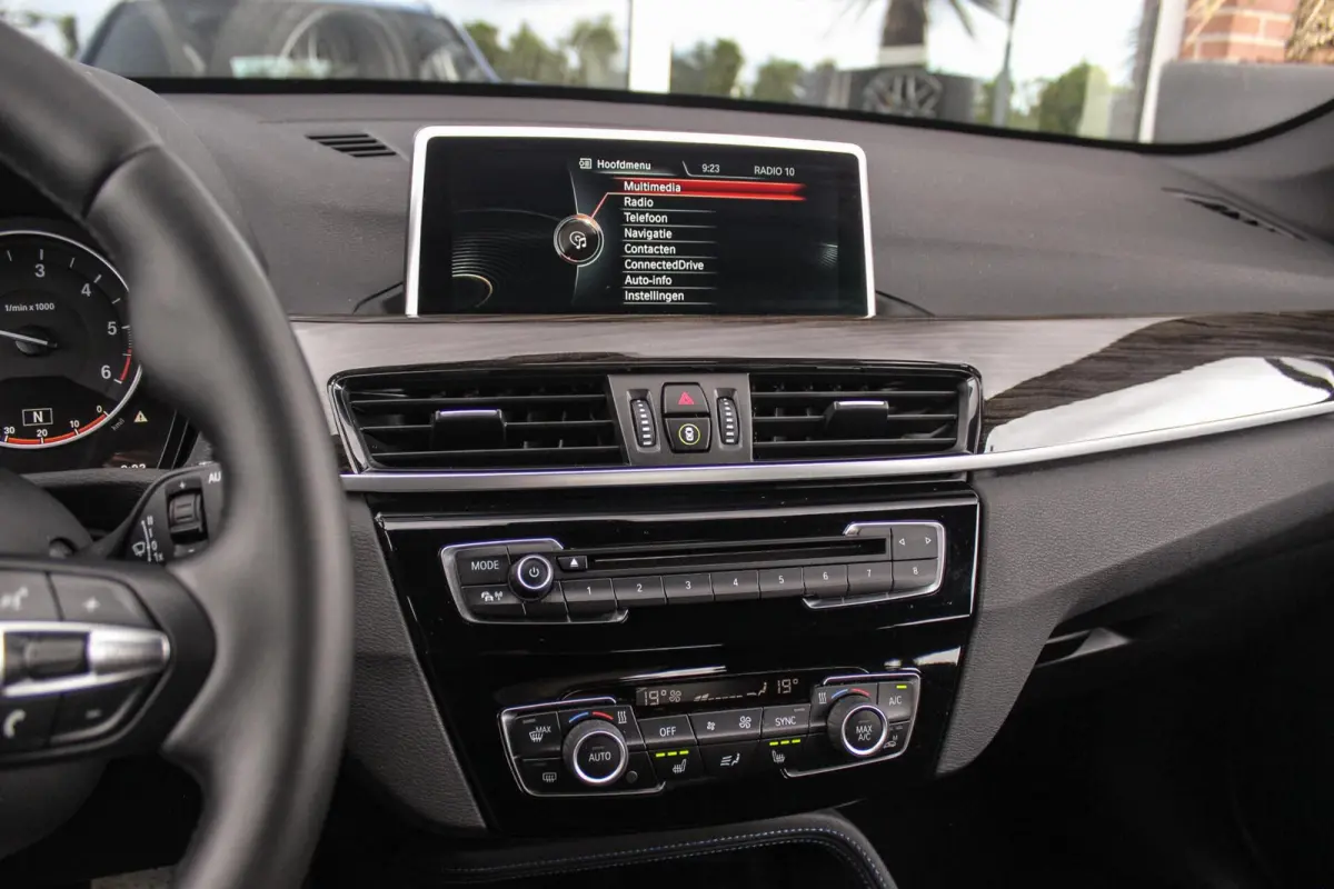 xDrive18d High Executive M Sport | Keyless entry | Camera | Head-up | Navigatie | Stoelverwarming | Alcantara | Park Assistant | LED | Trekhaak | 19 inch | Bluetooth | PDC