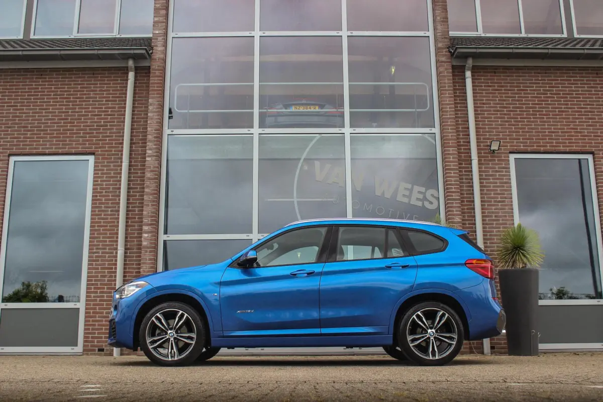 xDrive18d High Executive M Sport | Keyless entry | Camera | Head-up | Navigatie | Stoelverwarming | Alcantara | Park Assistant | LED | Trekhaak | 19 inch | Bluetooth | PDC