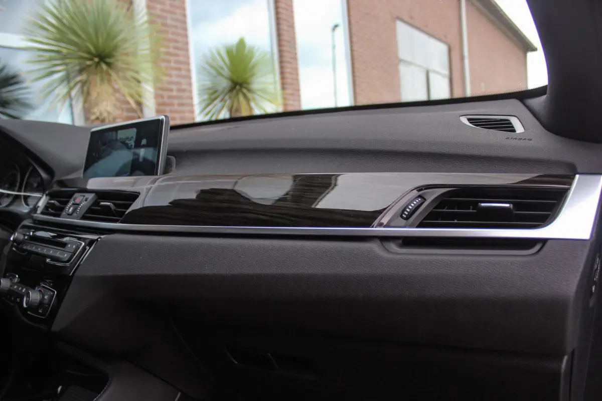xDrive18d High Executive M Sport | Keyless entry | Camera | Head-up | Navigatie | Stoelverwarming | Alcantara | Park Assistant | LED | Trekhaak | 19 inch | Bluetooth | PDC