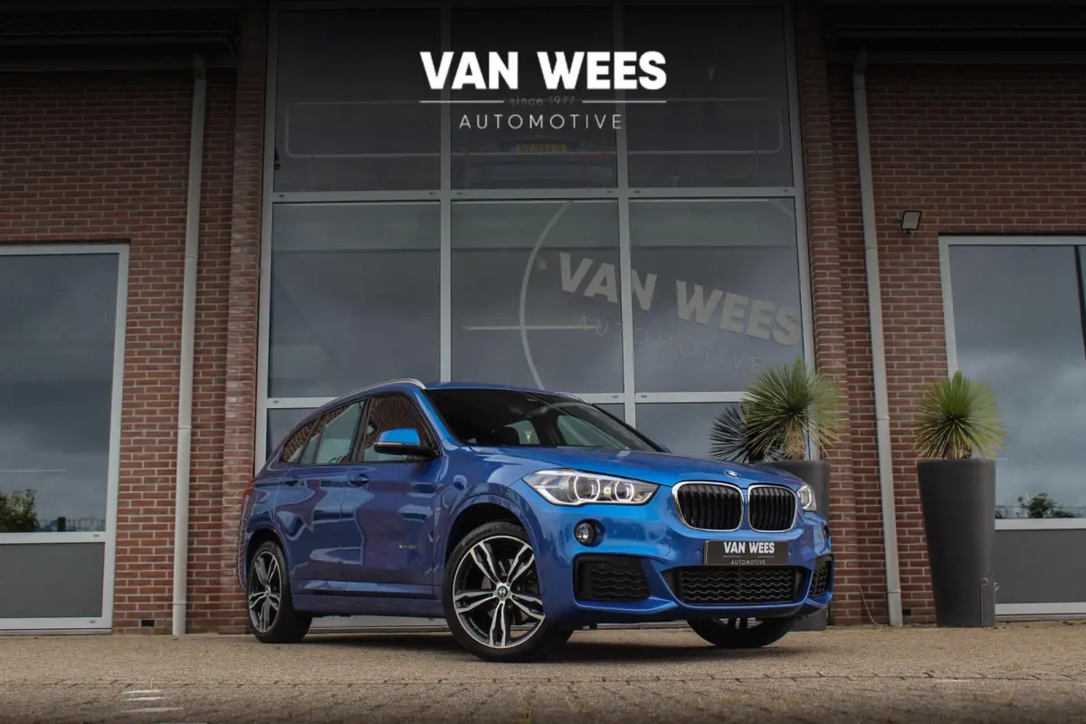 xDrive18d High Executive M Sport | Keyless entry | Camera | Head-up | Navigatie | Stoelverwarming | Alcantara | Park Assistant | LED | Trekhaak | 19 inch | Bluetooth | PDC