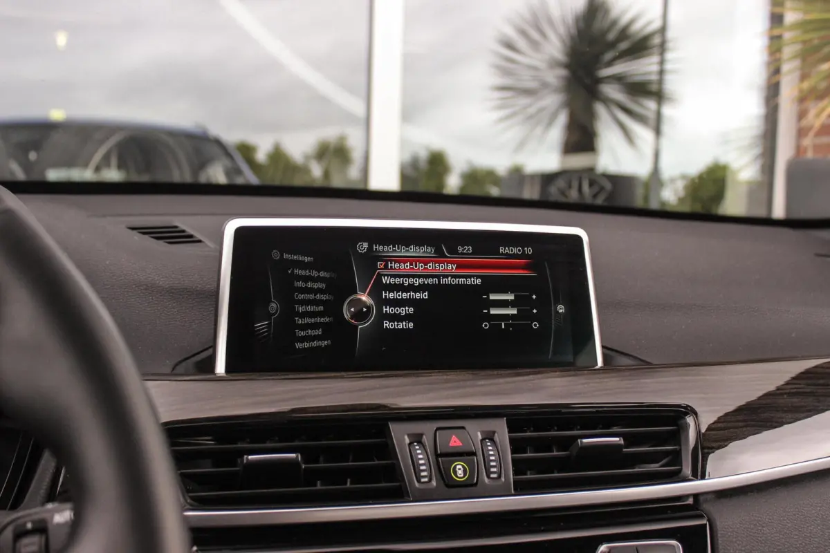 xDrive18d High Executive M Sport | Keyless entry | Camera | Head-up | Navigatie | Stoelverwarming | Alcantara | Park Assistant | LED | Trekhaak | 19 inch | Bluetooth | PDC