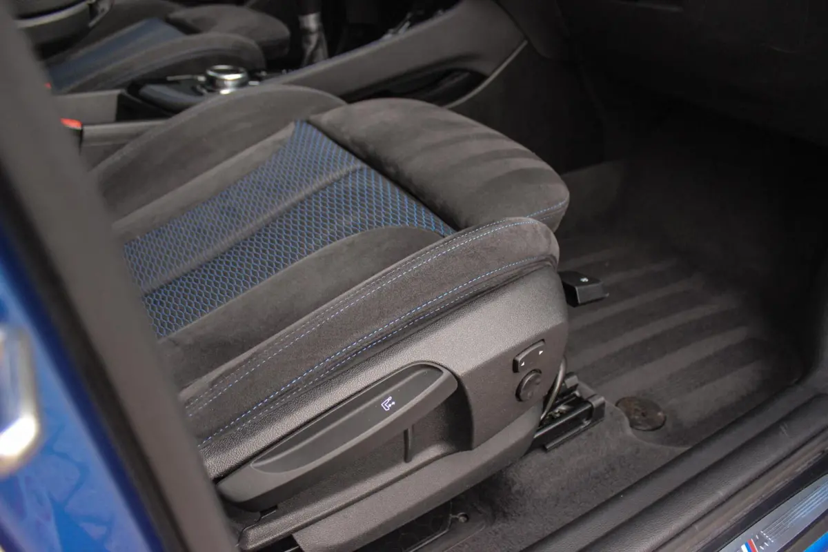 xDrive18d High Executive M Sport | Keyless entry | Camera | Head-up | Navigatie | Stoelverwarming | Alcantara | Park Assistant | LED | Trekhaak | 19 inch | Bluetooth | PDC
