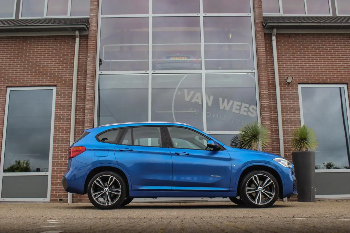 xDrive18d High Executive M Sport | Keyless entry | Camera | Head-up | Navigatie | Stoelverwarming | Alcantara | Park Assistant | LED | Trekhaak | 19 inch | Bluetooth | PDC