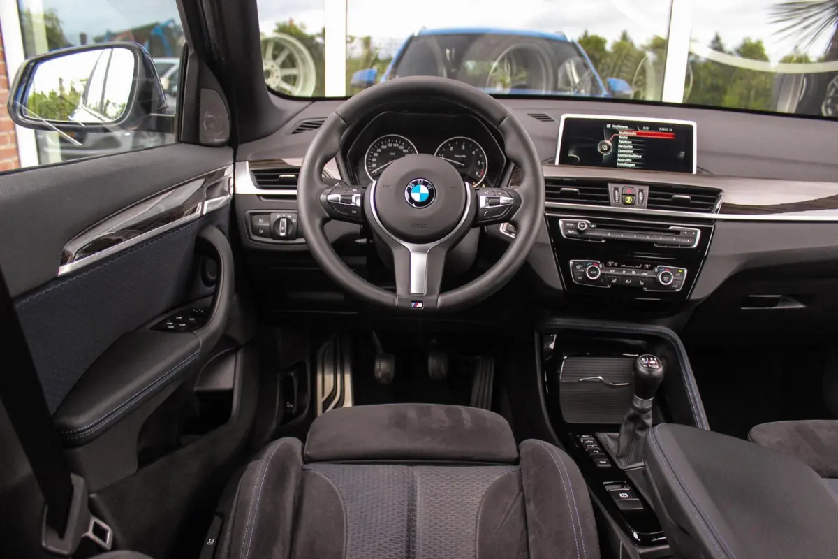 xDrive18d High Executive M Sport | Keyless entry | Camera | Head-up | Navigatie | Stoelverwarming | Alcantara | Park Assistant | LED | Trekhaak | 19 inch | Bluetooth | PDC