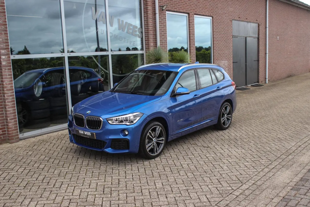 xDrive18d High Executive M Sport | Keyless entry | Camera | Head-up | Navigatie | Stoelverwarming | Alcantara | Park Assistant | LED | Trekhaak | 19 inch | Bluetooth | PDC