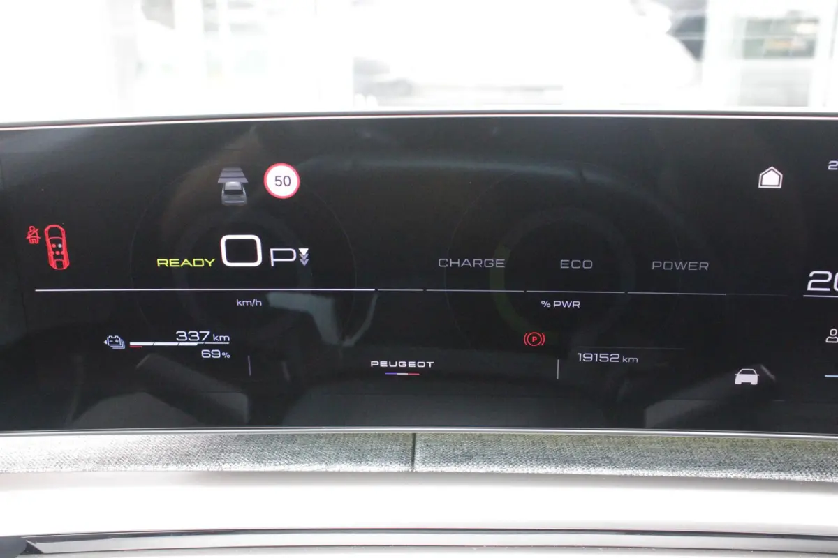 ALLURE AVANTAGE 210PK 73 kWh | AGR STOEL | 360° VISION & DRIVE ASSIST PACK: ANTI DIEFSTAL ALARM MET SUPERVERGRENDELING/VERWARMBAAR STUURWIEL/VISEOPARK 360° HD CAMERA MET PARKEERHULP VOOR B