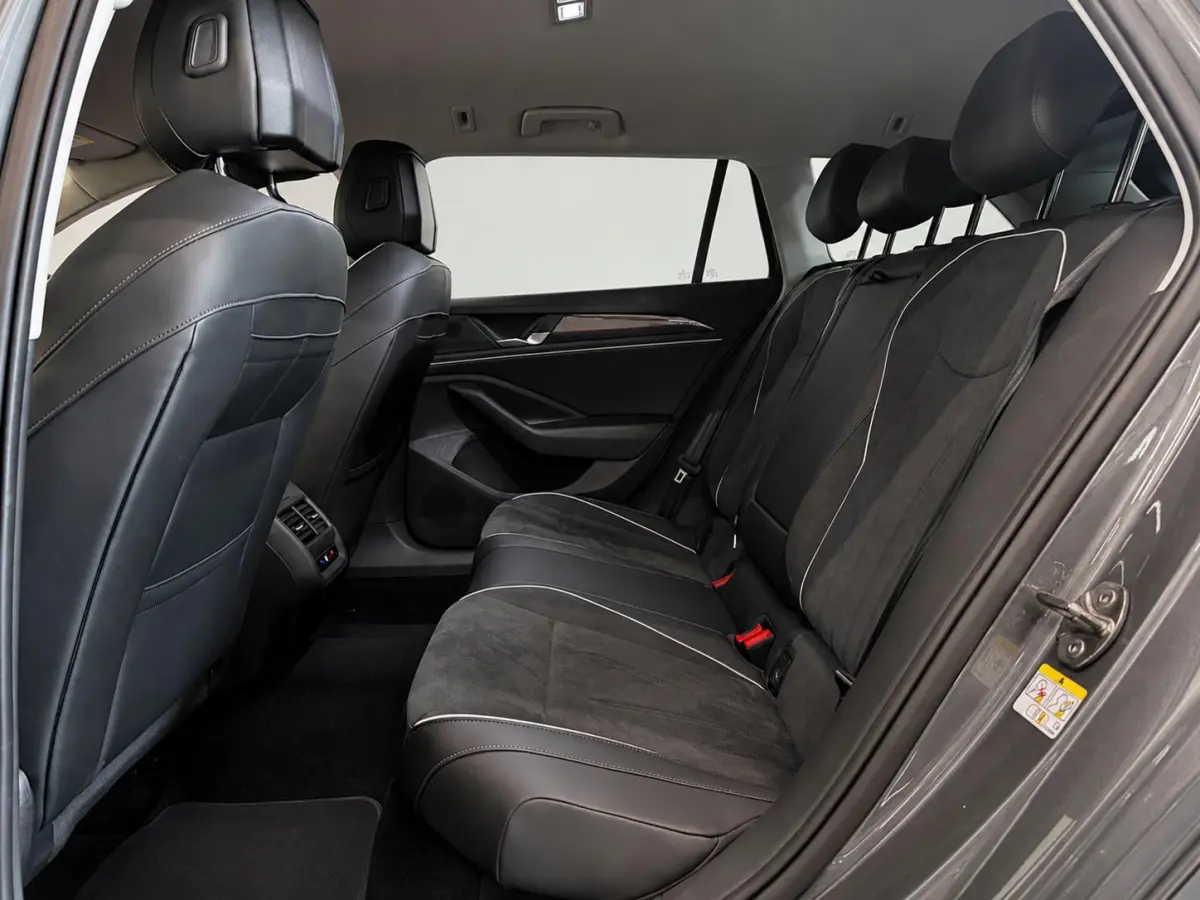 1.5 eTSI Business Navigatie Apple Carplay Android Auto Camera Parkeerhulp Adaptive Cruise Control Stoel- en stuurverwarming Memory stoelen Virtual Cockpit Climate Control