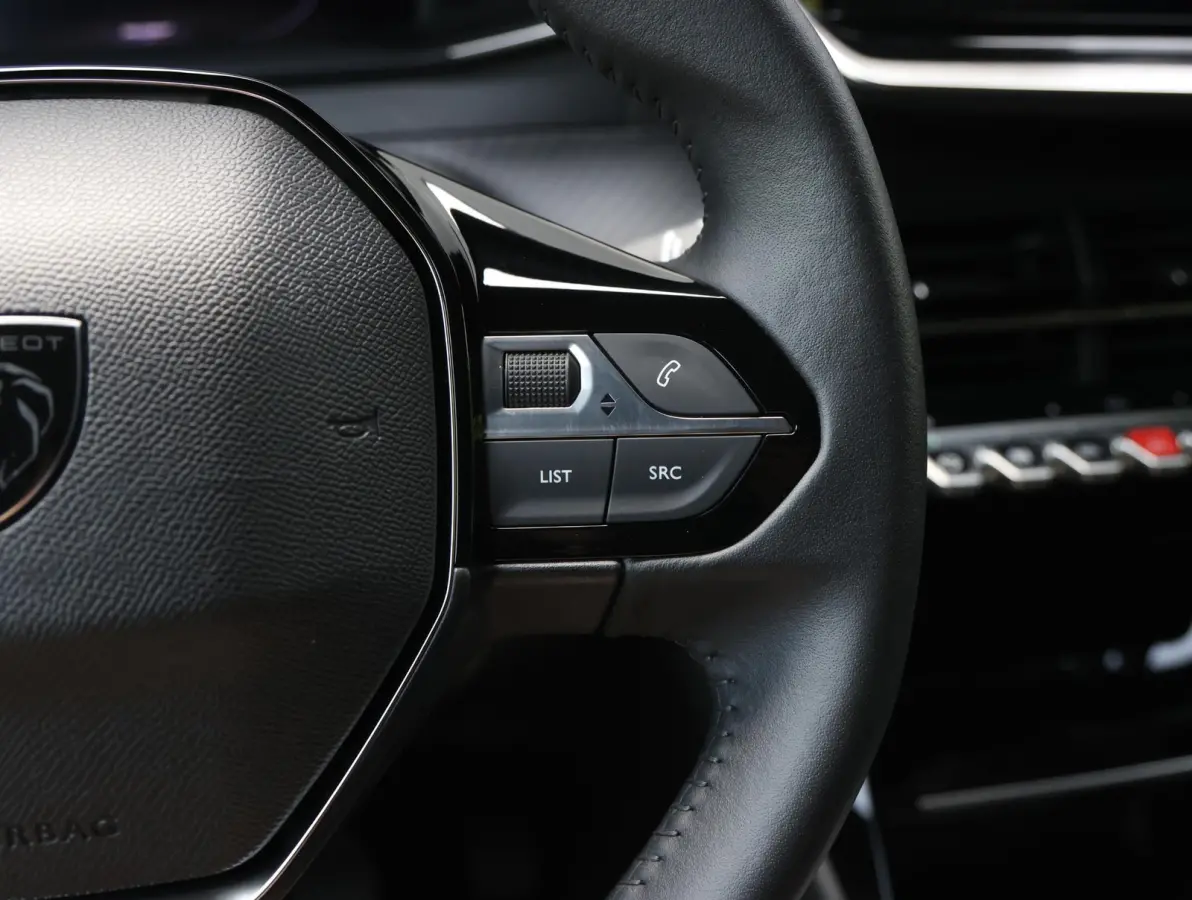 1.2 100pk Allure | Parkeersensoren voor en achter | 17"velgen | Apple Carplay en Android Auto