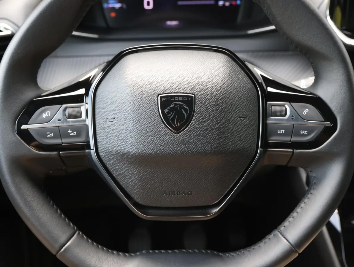 1.2 100pk Allure | Parkeersensoren voor en achter | 17"velgen | Apple Carplay en Android Auto