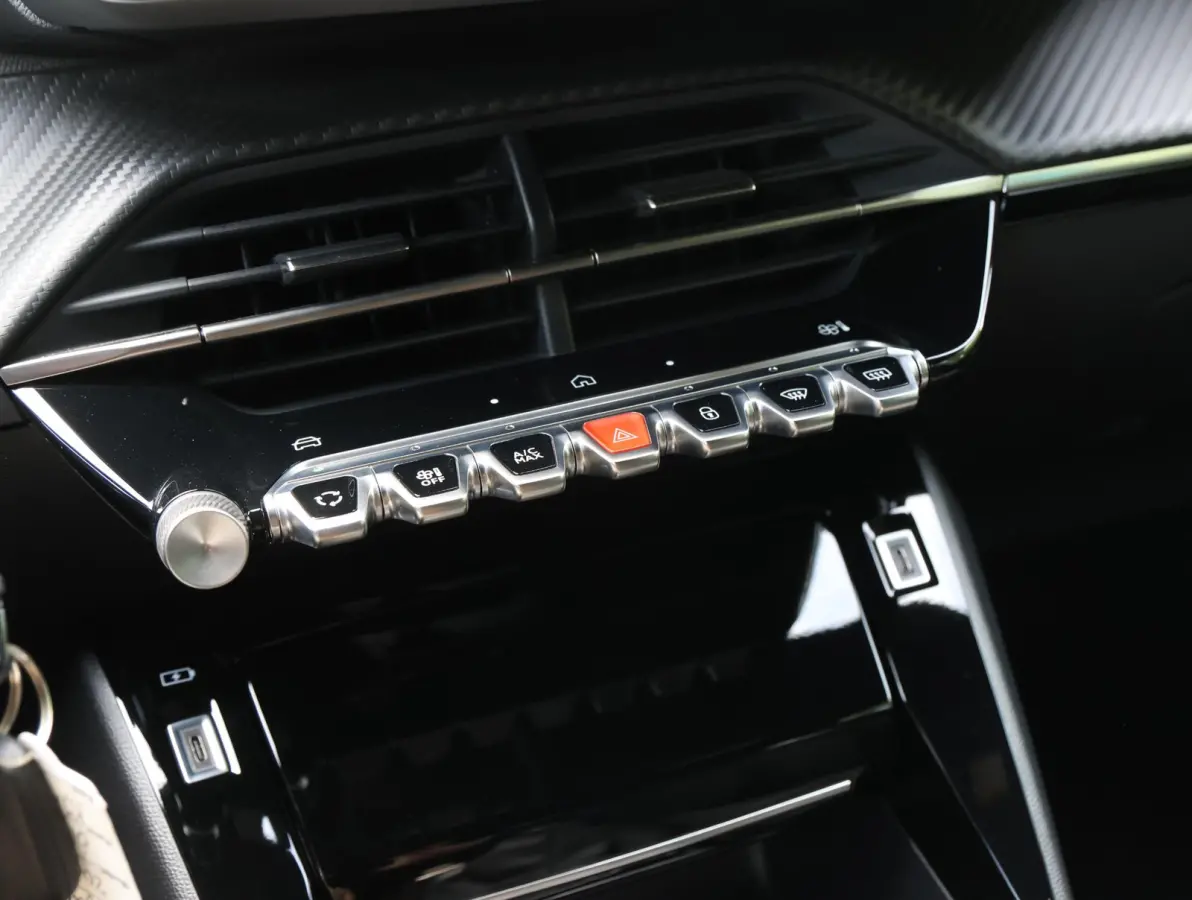 1.2 100pk Allure | Parkeersensoren voor en achter | 17"velgen | Apple Carplay en Android Auto