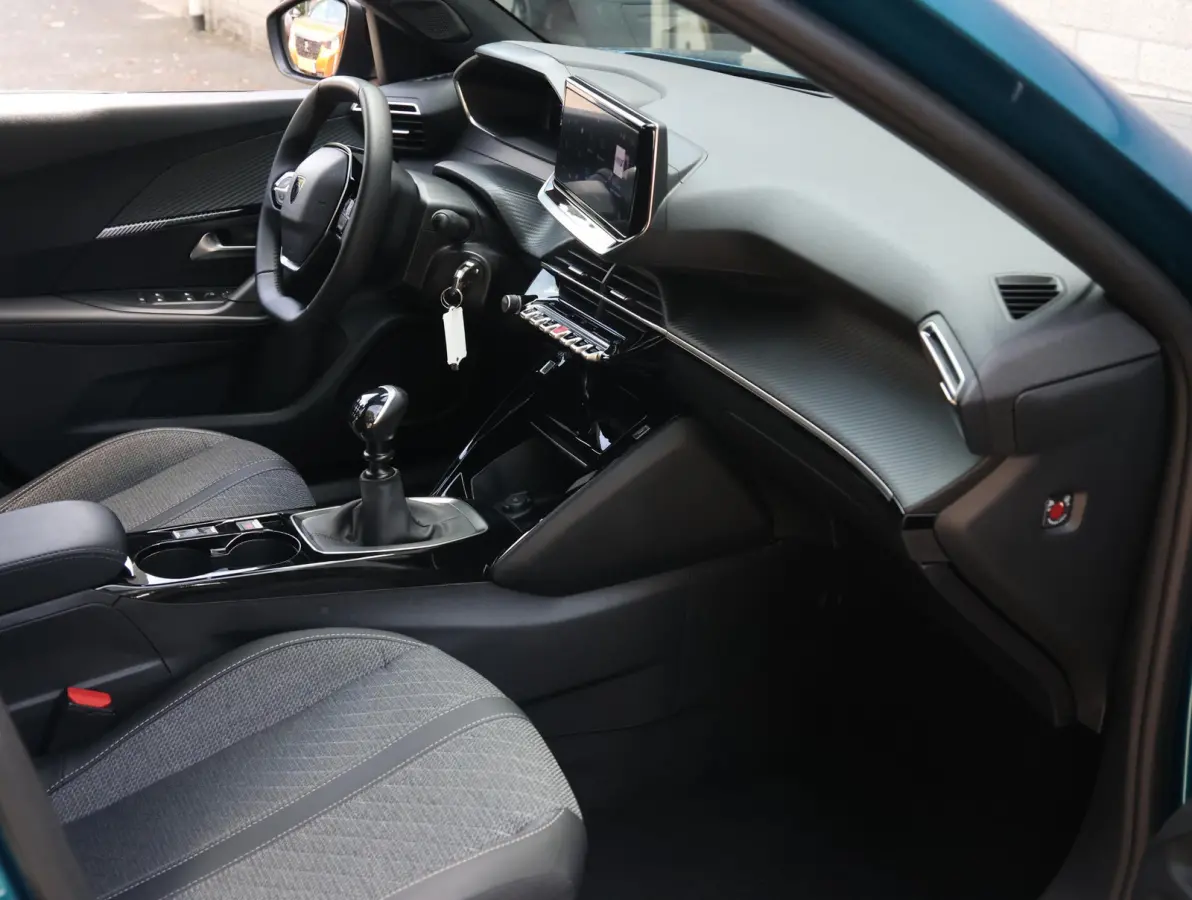 1.2 100pk Allure | Parkeersensoren voor en achter | 17"velgen | Apple Carplay en Android Auto