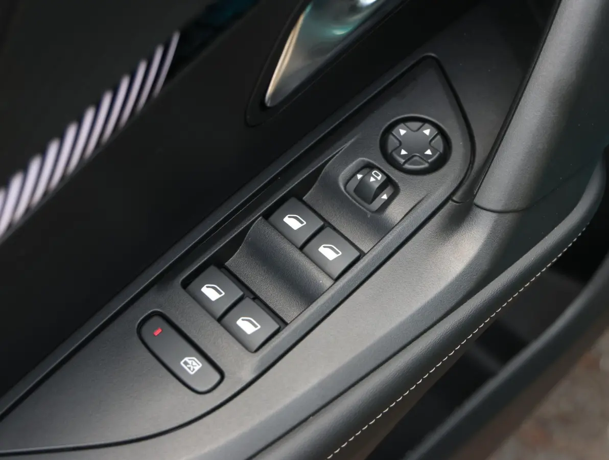 1.2 100pk Allure | Parkeersensoren voor en achter | 17"velgen | Apple Carplay en Android Auto