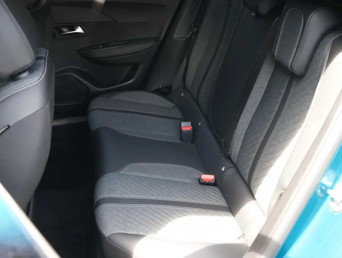 1.2 100pk Allure | Parkeersensoren voor en achter | 17"velgen | Apple Carplay en Android Auto