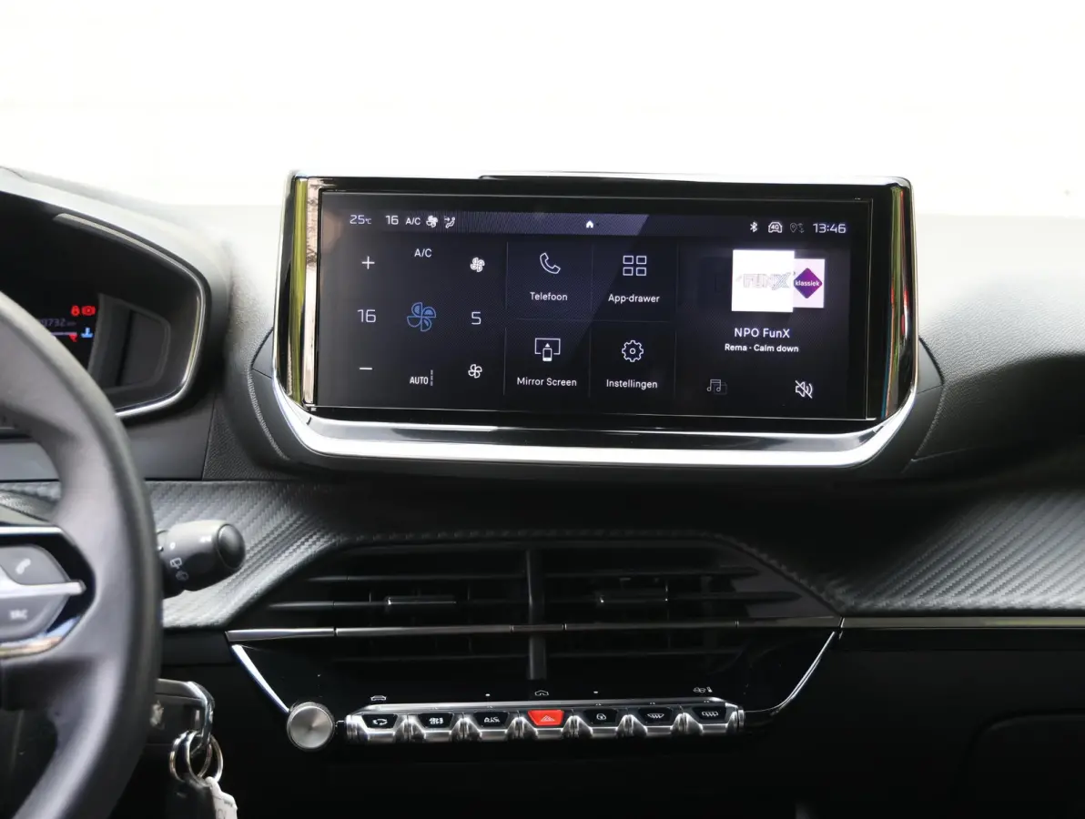 1.2 100pk Allure | Parkeersensoren voor en achter | 17"velgen | Apple Carplay en Android Auto
