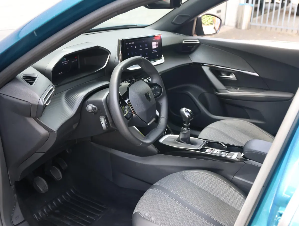 1.2 100pk Allure | Parkeersensoren voor en achter | 17"velgen | Apple Carplay en Android Auto