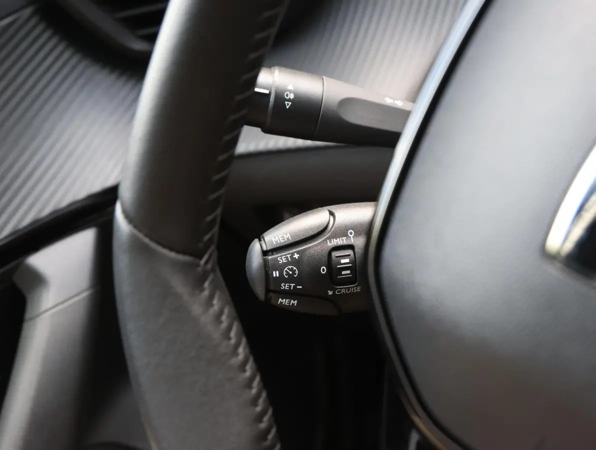1.2 100pk Allure | Parkeersensoren voor en achter | 17"velgen | Apple Carplay en Android Auto