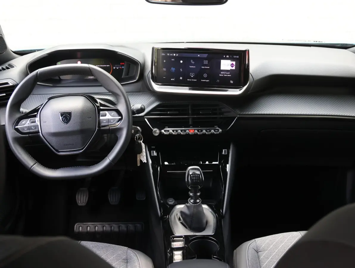 1.2 100pk Allure | Parkeersensoren voor en achter | 17"velgen | Apple Carplay en Android Auto