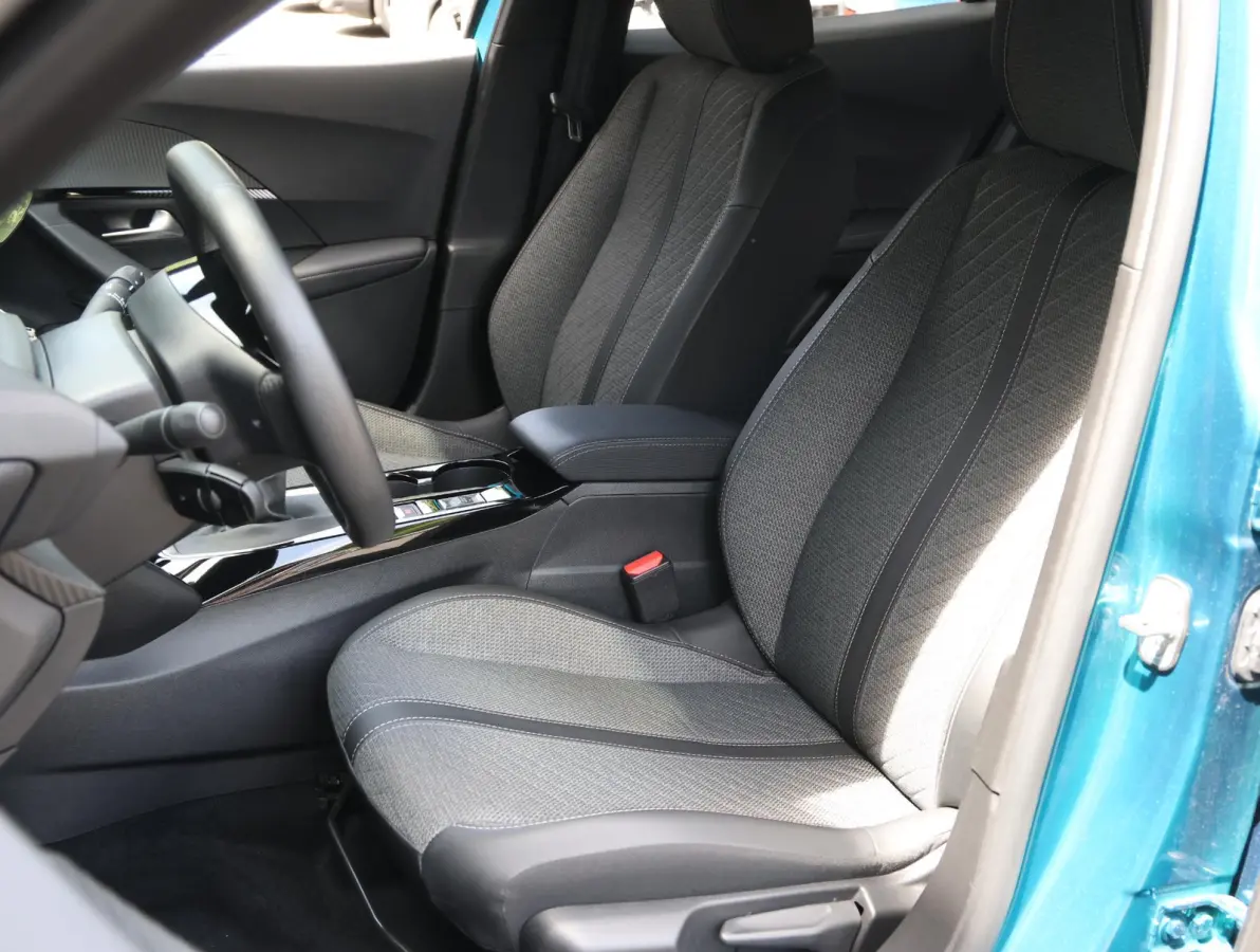 1.2 100pk Allure | Parkeersensoren voor en achter | 17"velgen | Apple Carplay en Android Auto