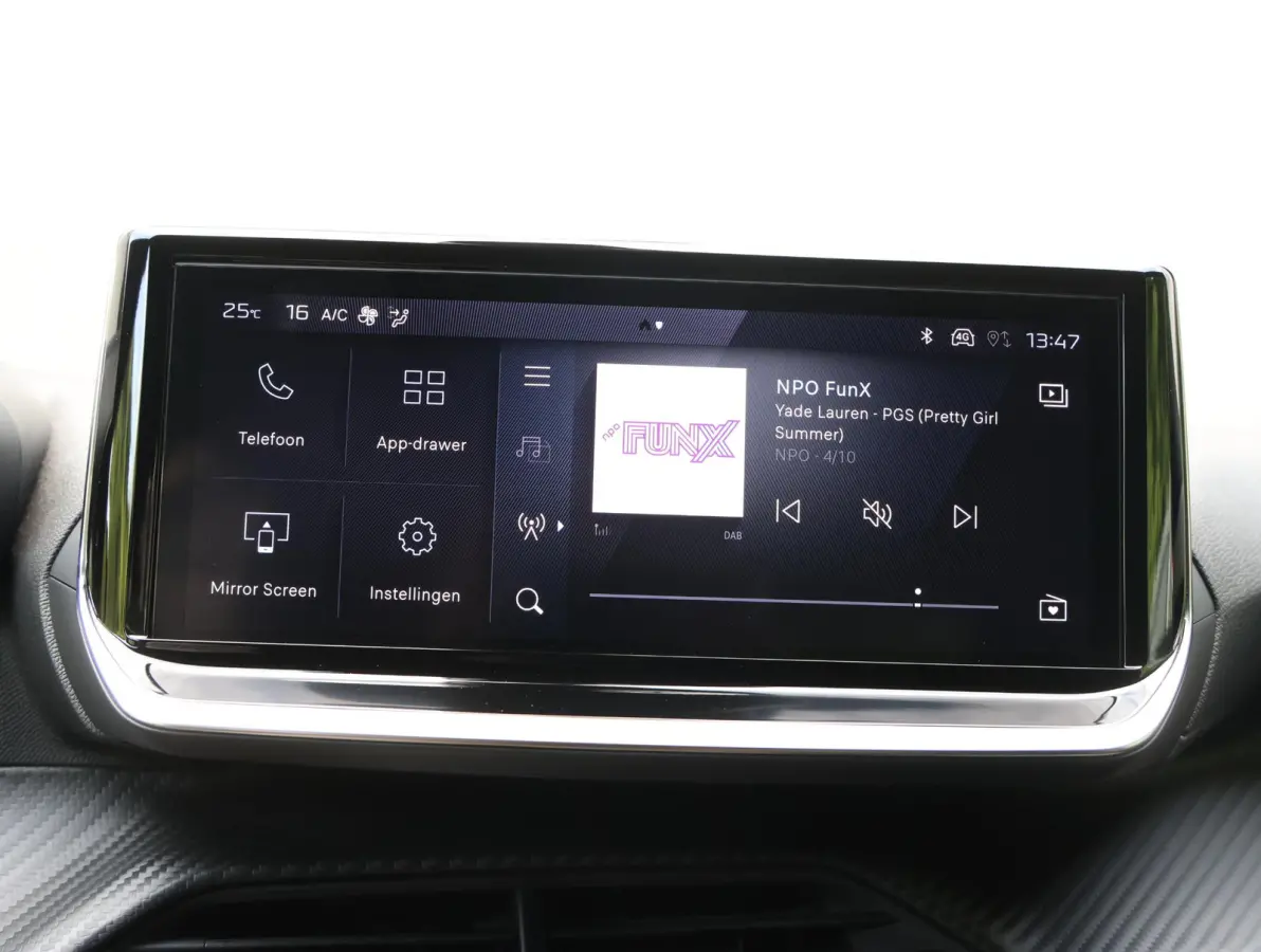 1.2 100pk Allure | Parkeersensoren voor en achter | 17"velgen | Apple Carplay en Android Auto