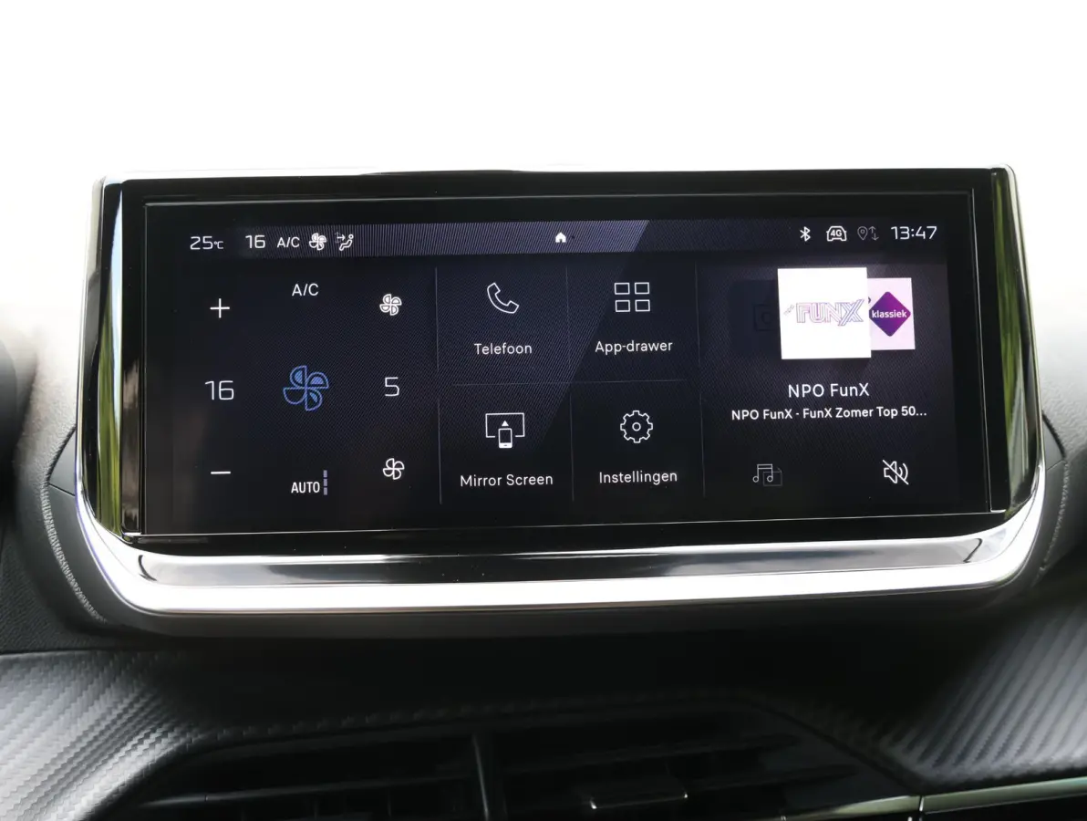 1.2 100pk Allure | Parkeersensoren voor en achter | 17"velgen | Apple Carplay en Android Auto
