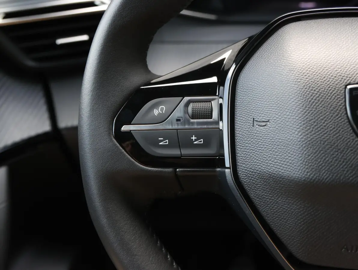 1.2 100pk Allure | Parkeersensoren voor en achter | 17"velgen | Apple Carplay en Android Auto