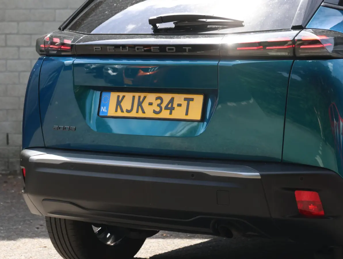 1.2 100pk Allure | Parkeersensoren voor en achter | 17"velgen | Apple Carplay en Android Auto