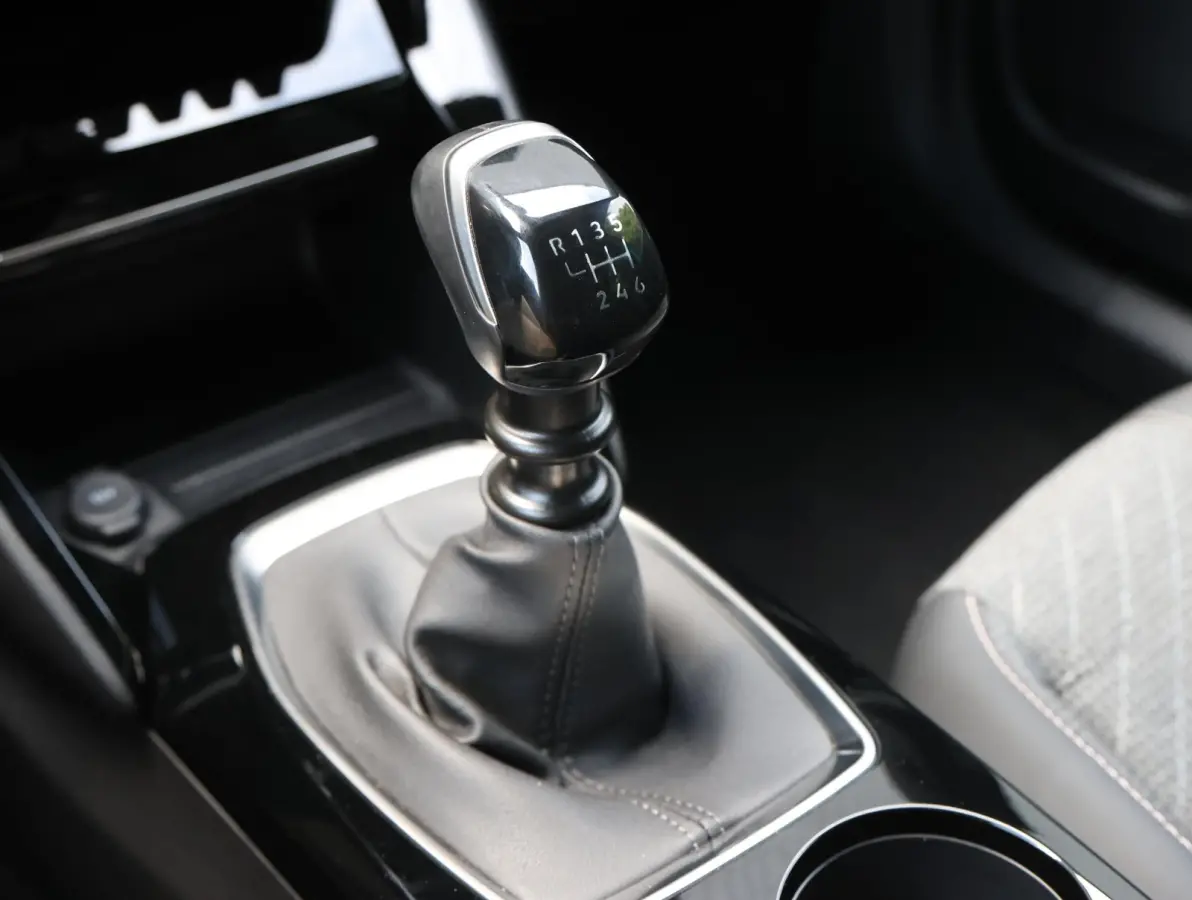 1.2 100pk Allure | Parkeersensoren voor en achter | 17"velgen | Apple Carplay en Android Auto