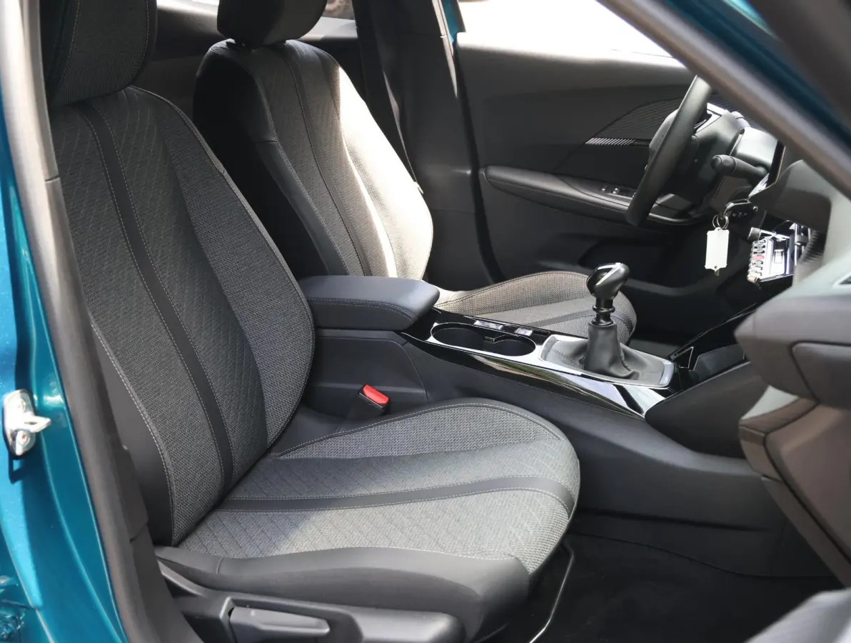 1.2 100pk Allure | Parkeersensoren voor en achter | 17"velgen | Apple Carplay en Android Auto