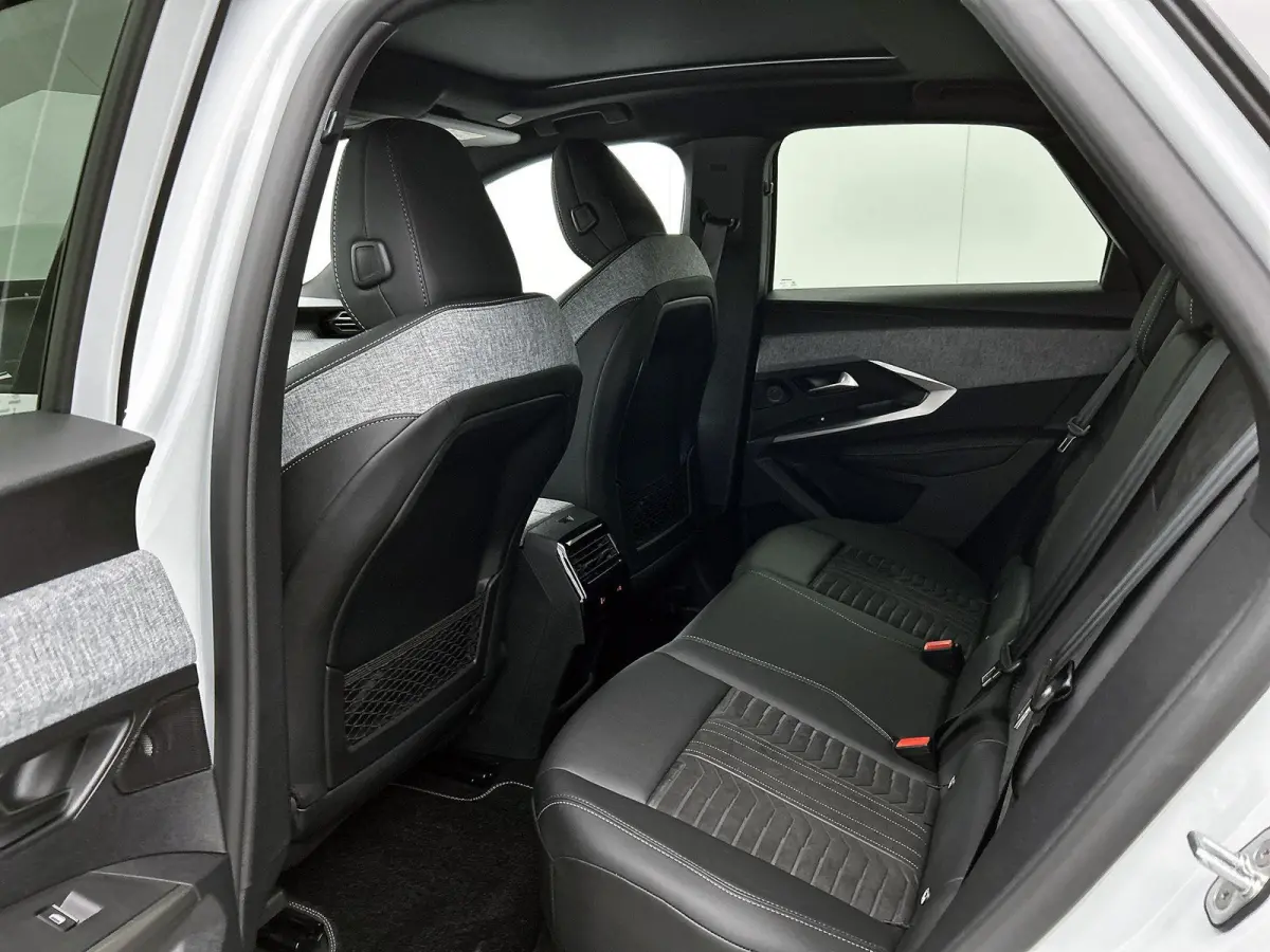 230pk GT Long Range 97 kWh Automaat | Accu 100% | Navigatie | Schuif/Kantel Dak | Elektrische Stoelen | Camera Voor + Achter | Warmtepomp |  HiFi Focal |