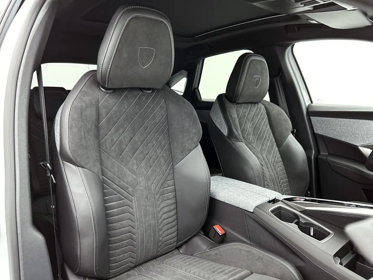 230pk GT Long Range 97 kWh Automaat | Accu 100% | Navigatie | Schuif/Kantel Dak | Elektrische Stoelen | Camera Voor + Achter | Warmtepomp |  HiFi Focal |