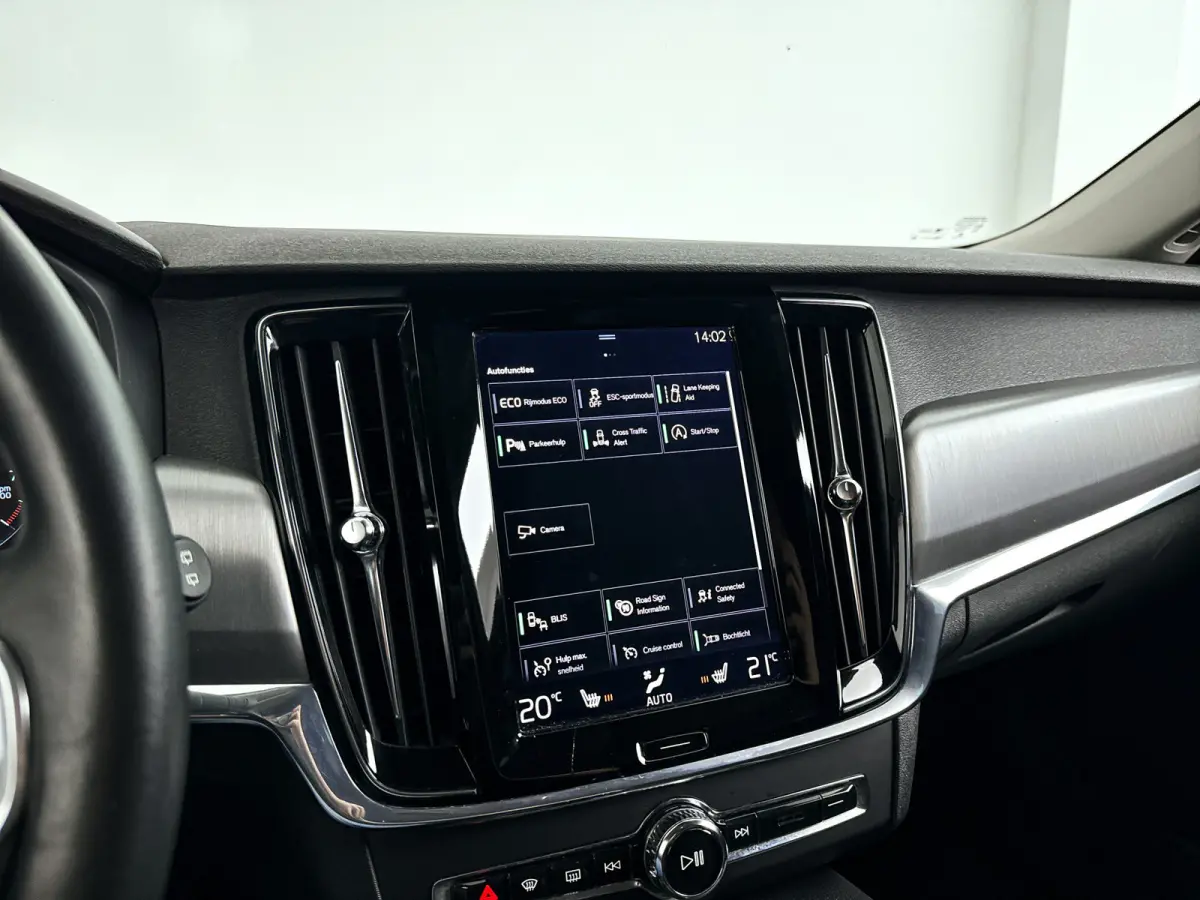T5 Momentum | Park assist | Stoelverwarming | Cruise control | Navigatie