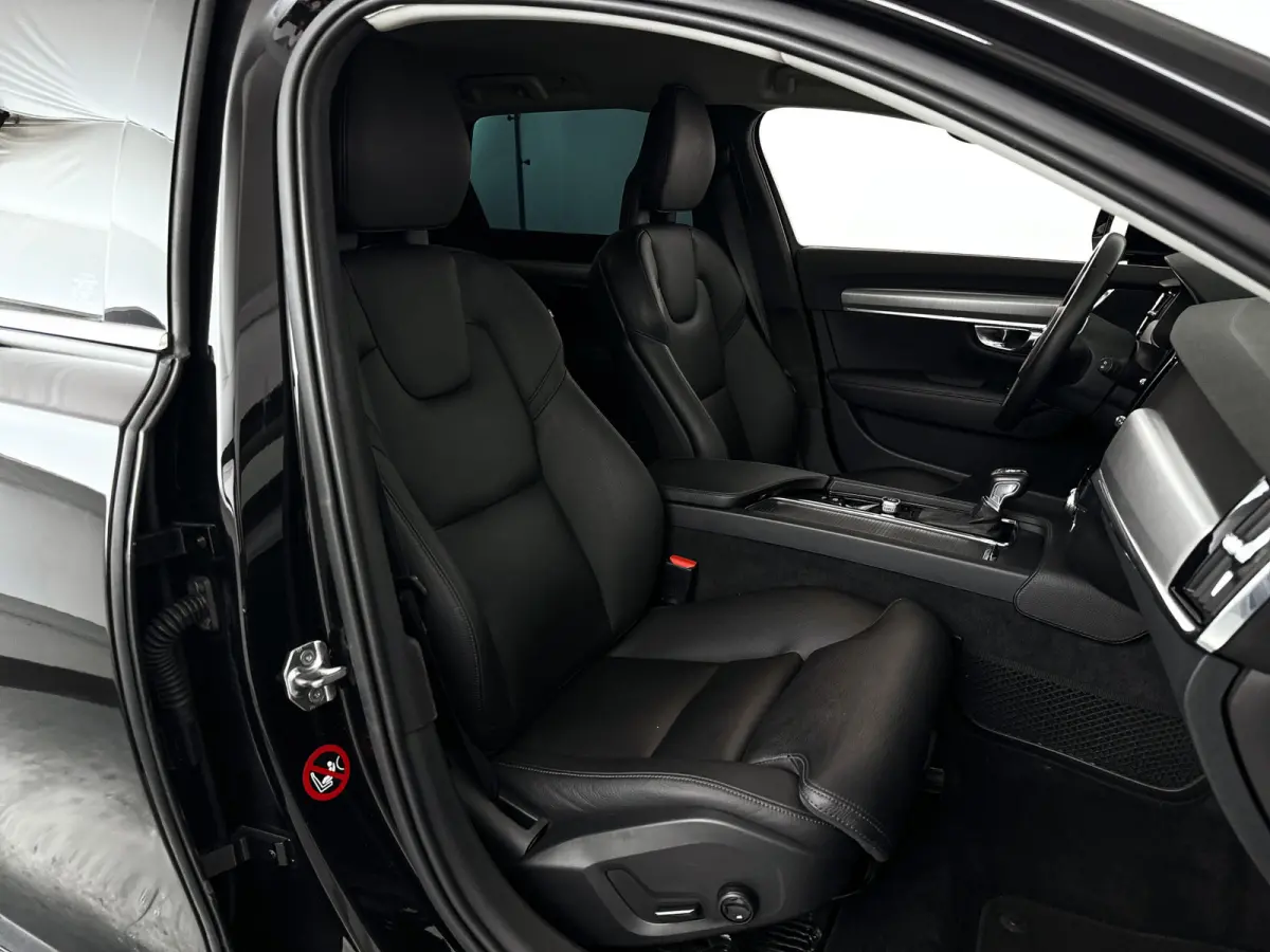 T5 Momentum | Park assist | Stoelverwarming | Cruise control | Navigatie