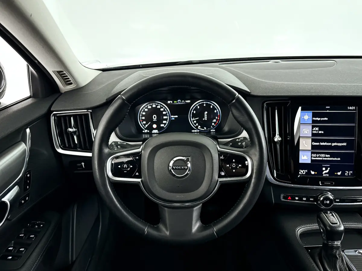 T5 Momentum | Park assist | Stoelverwarming | Cruise control | Navigatie