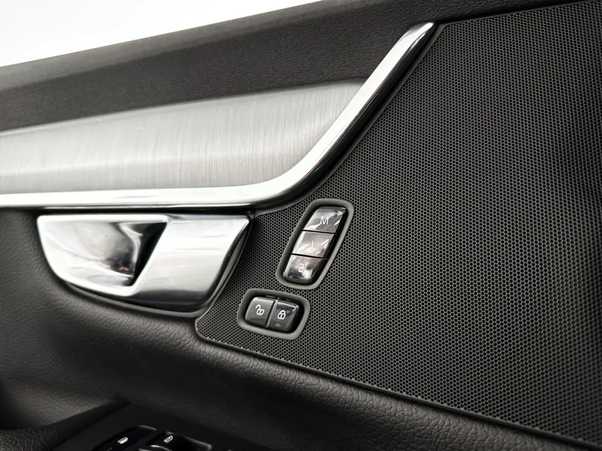 T5 Momentum | Park assist | Stoelverwarming | Cruise control | Navigatie