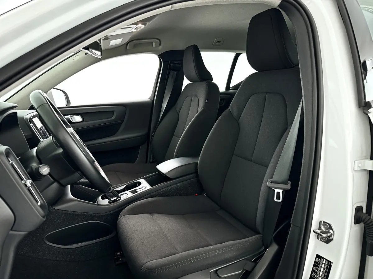 T2 Momentum Core | Park assist | LED | Cruise control | Navigatie