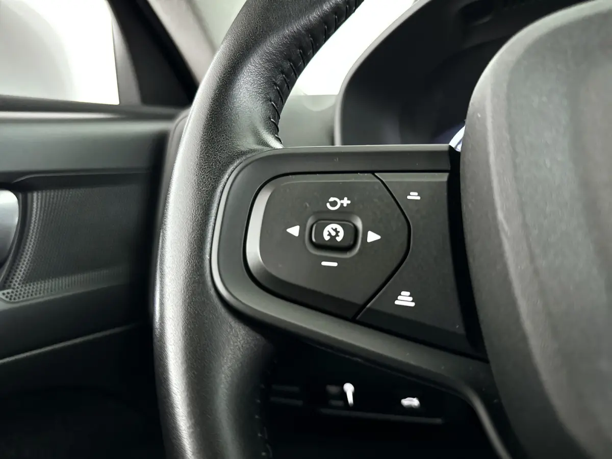 T2 Momentum Core | Park assist | LED | Cruise control | Navigatie
