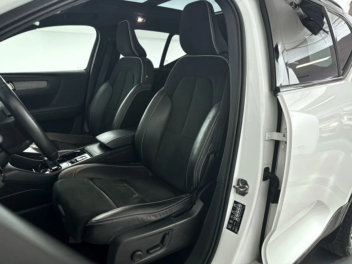 T5 AWD R-Design Intro Edition | Panoramadak | Parkeercamera | Stoel- en Stuurverwarming | Keyless | Trekhaak