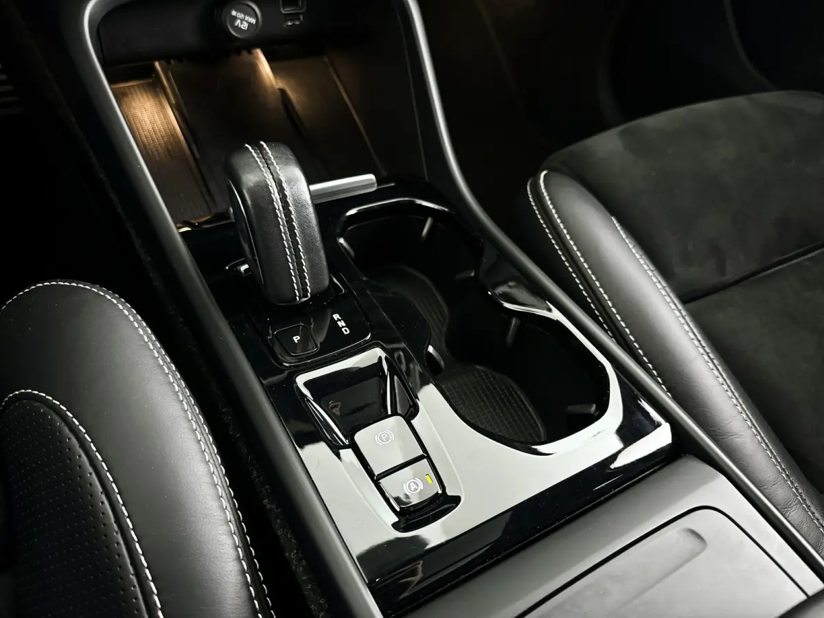 T5 AWD R-Design Intro Edition | Panoramadak | Parkeercamera | Stoel- en Stuurverwarming | Keyless | Trekhaak
