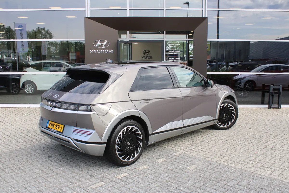 Lounge 73kWh | Elektrisch verstelb. voorstoelen met geheugen | Rondomzicht graden camera | Panoramadak | Head-up display | Achterstoelen verwarmd | Armsteun voor | Bots waarschuwing systeem