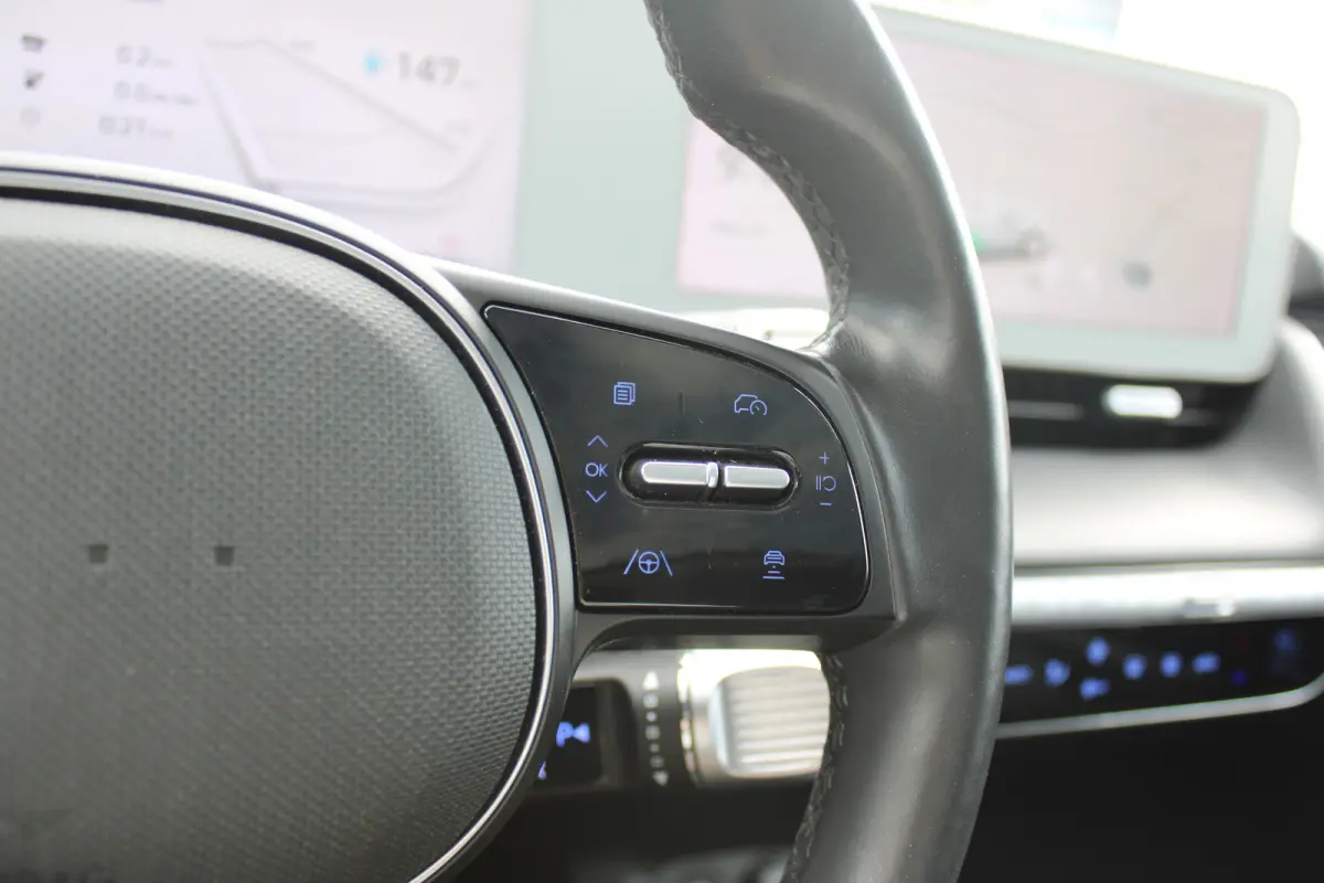 Lounge 73kWh | Elektrisch verstelb. voorstoelen met geheugen | Rondomzicht graden camera | Panoramadak | Head-up display | Achterstoelen verwarmd | Armsteun voor | Bots waarschuwing systeem