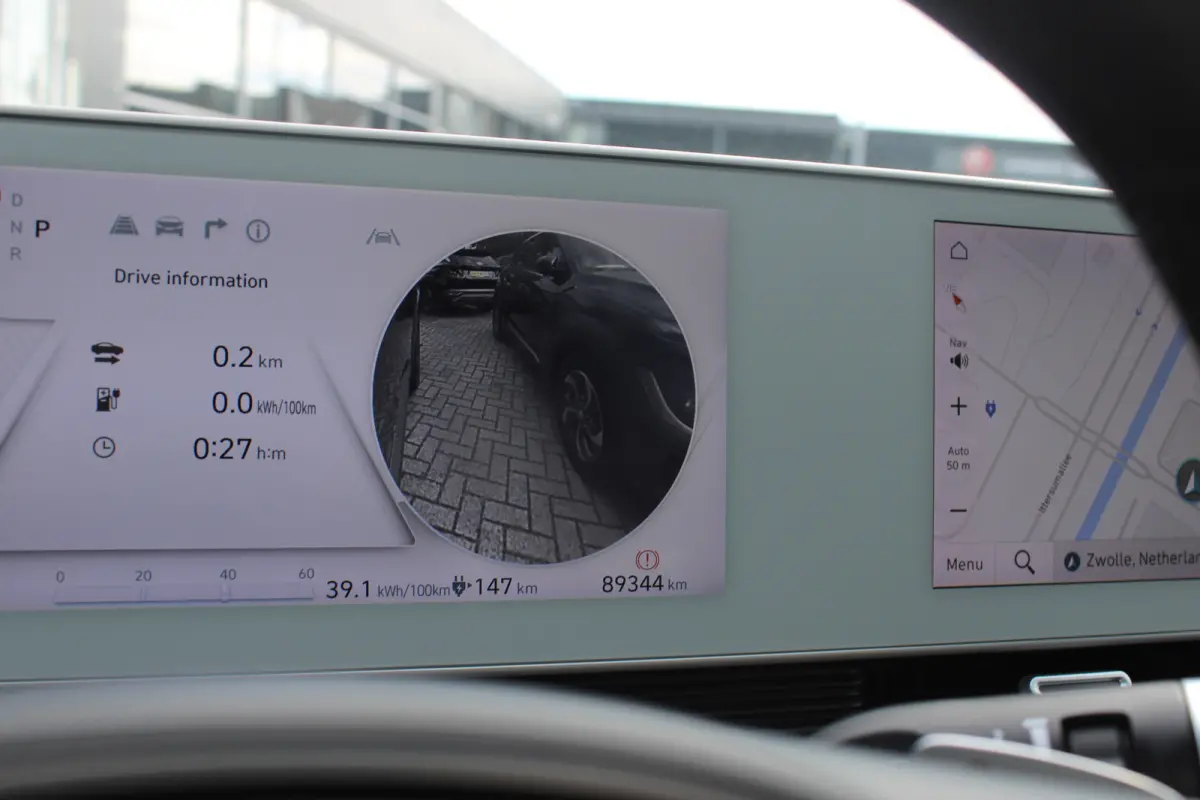 Lounge 73kWh | Elektrisch verstelb. voorstoelen met geheugen | Rondomzicht graden camera | Panoramadak | Head-up display | Achterstoelen verwarmd | Armsteun voor | Bots waarschuwing systeem