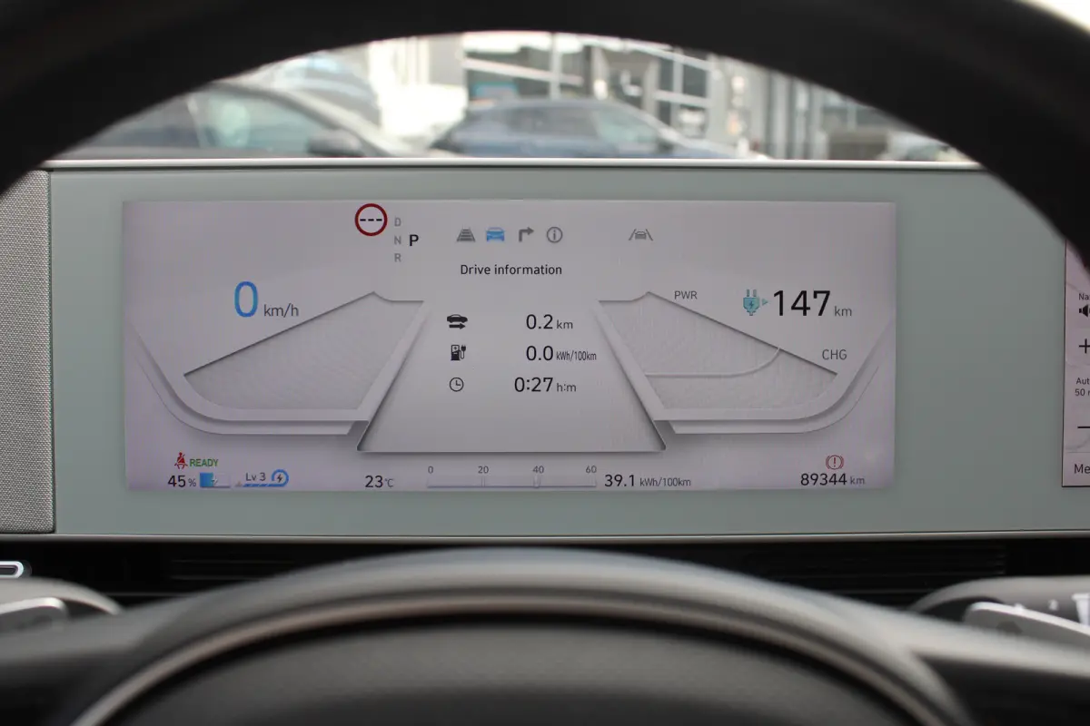 Lounge 73kWh | Elektrisch verstelb. voorstoelen met geheugen | Rondomzicht graden camera | Panoramadak | Head-up display | Achterstoelen verwarmd | Armsteun voor | Bots waarschuwing systeem
