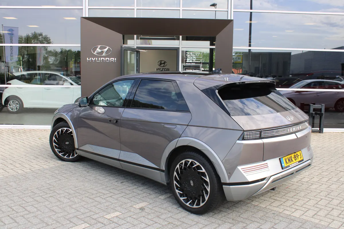 Lounge 73kWh | Elektrisch verstelb. voorstoelen met geheugen | Rondomzicht graden camera | Panoramadak | Head-up display | Achterstoelen verwarmd | Armsteun voor | Bots waarschuwing systeem